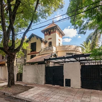 CASONA SEÑORIAL REMODELADA, DOBLE FRENTE,  749 m² DE TERRENO, JARDIN, PISCINA, MÚLTIPLES DESTINOS.