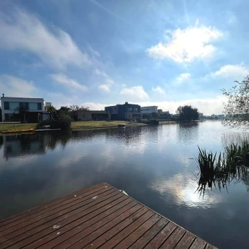 CASA A LA VENTA EN CANTÓN GOLF - CON VISTA A LA LAGUNA