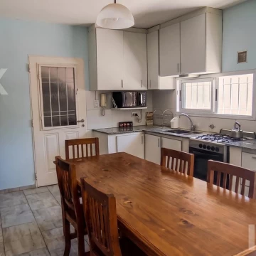 Casa en venta Los Hornos | 3 dormitorios | Garaje y patio arbolado