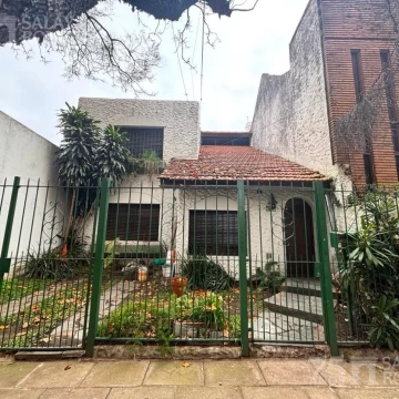 Casa en venta  lote propio jardín 5 ambientes a refaccionar Olivos