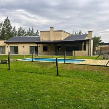 Casa en Alquiler en una planta de 3 dormitorios en Estancias Del Pilar