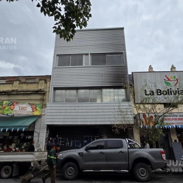 Edificio de 3 pisos - apto local con oficinas privadas