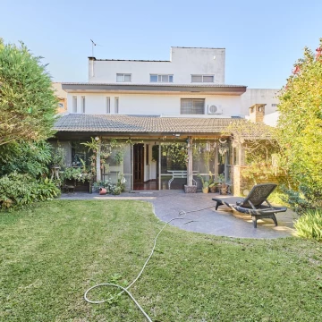 Venta Casa 6 ambientes con cochera y jardin en Villa Luzuriaga