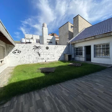 Casa en Lomas Del Mirador, multifamiliar, dos casas de 2 ambientes, patio, jardin, parrilla