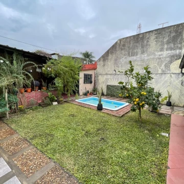 VENTA Casa 4 ambientes con Cochera Quincho y Patio con Pileta