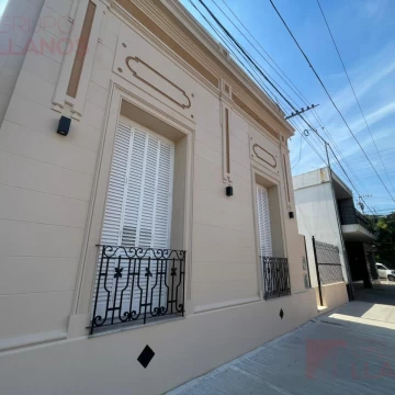Casa en venta en el centro de Lujan, ideal para inversores