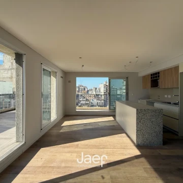Penthouse al contrafrente con gran terraza exclusiva