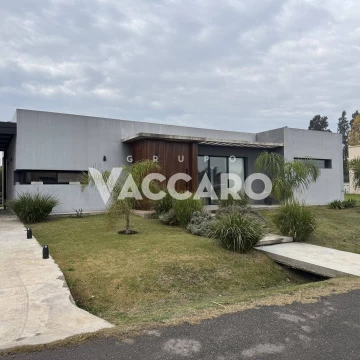 Venta de Casa 5 Ambientes en Fincas de Álvarez - Francisco Álvarez, Moreno