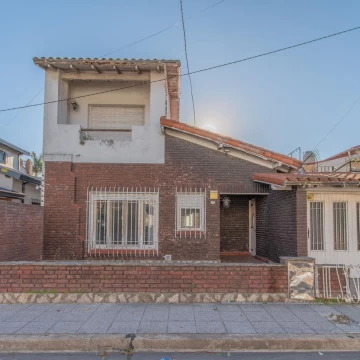 VENTA CASA 4 AMB. CON DEPENDENCIA. VILLA SARMIENTO.
