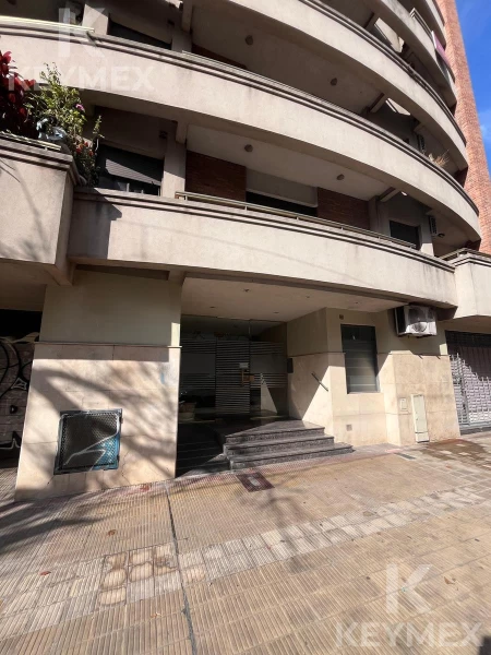 Departamento en La Plata 3er piso frente, 2 dormitorios, 2 baños, cochera semicubierta, balcón