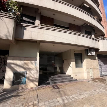 Departamento en La Plata 3er piso frente, 2 dormitorios, 2 baños, cochera semicubierta, balcón