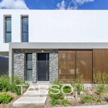 Casa a estrenar en venta  de 3 dormitorios en en Villa Warcalde.