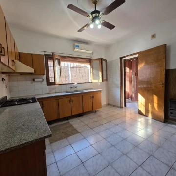 Venta de casa en cuarta seccion, ciudad de Mendoza, tres dormitorios, cochera doble y patio