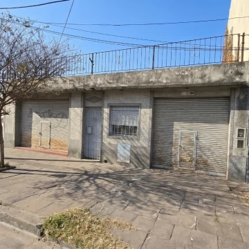 Dos viviendas dos locales venta inversor Ituzaingó Norte