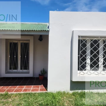 Casa en buen estado con ingreso vehicular 