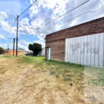 Galpón con terreno en esquina 