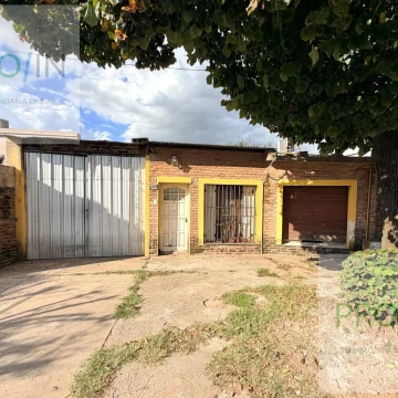 Casa al frente más casa interna en barrio Rivadavia
