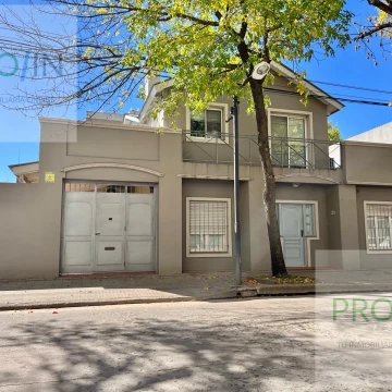 Amplia casa en venta pleno centro con jardín soñado  Venado Tuerto