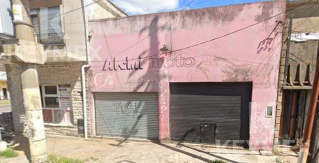 Vista frontal del local – Frente de 7 m con vidriera y acceso a Calle 27