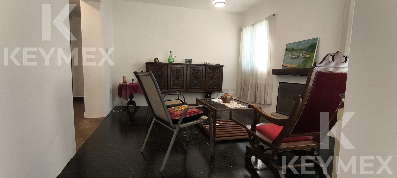 Living con hogar a leña — ambiente cálido y confortable