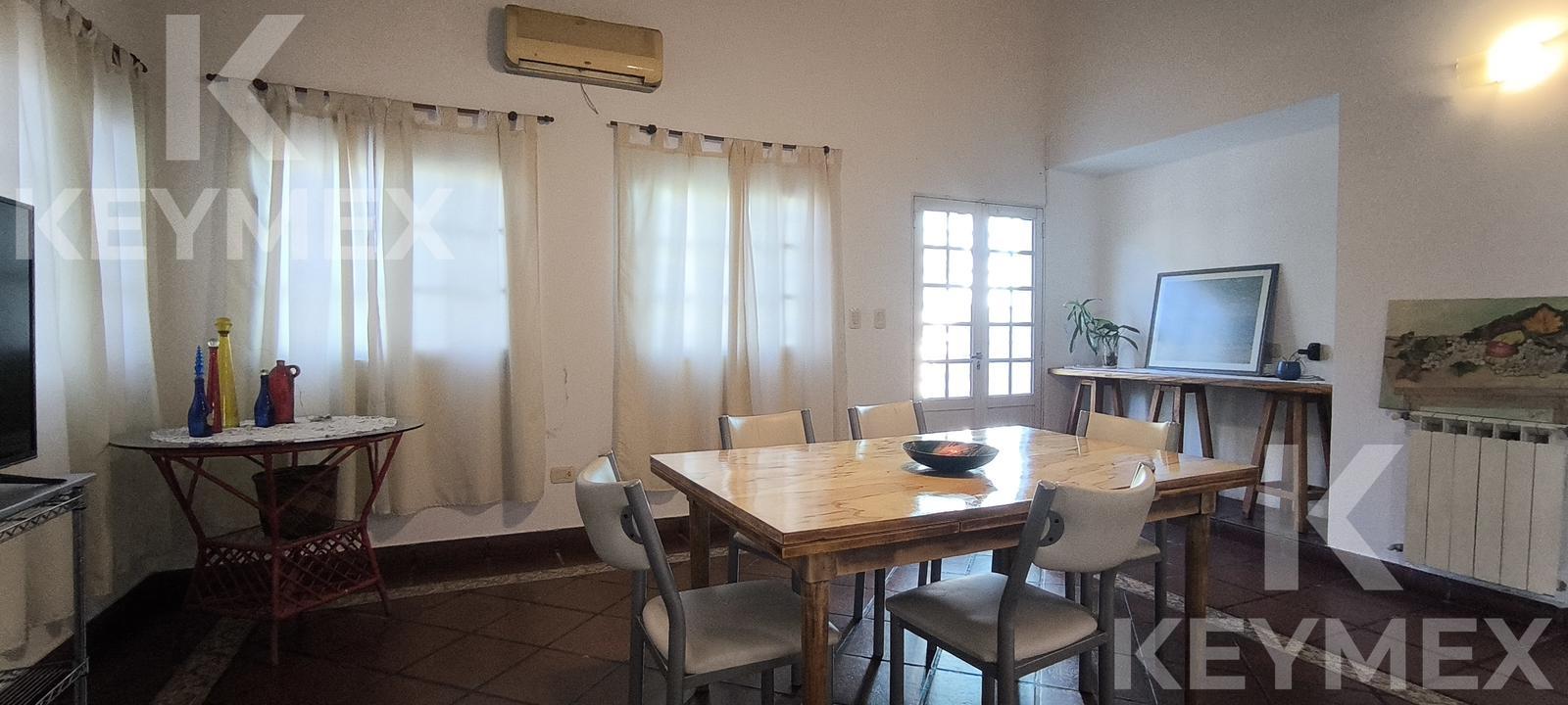 Comedor diario — acceso al patio trasero con parrilla