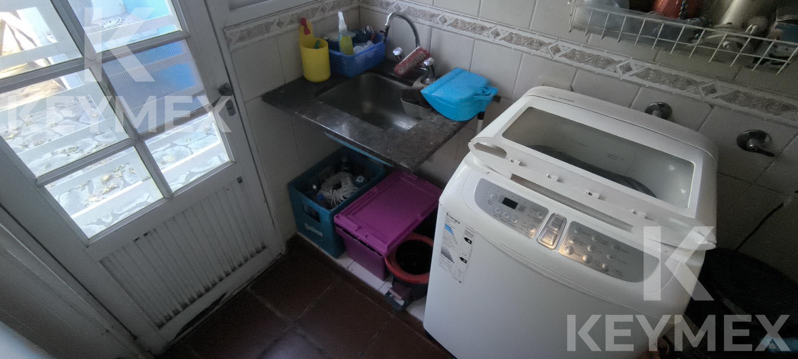 Cocina americana — campana y muebles superiores e inferiores