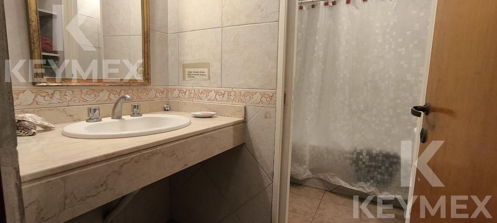 Lavadero con mesada y salida al patio trasero