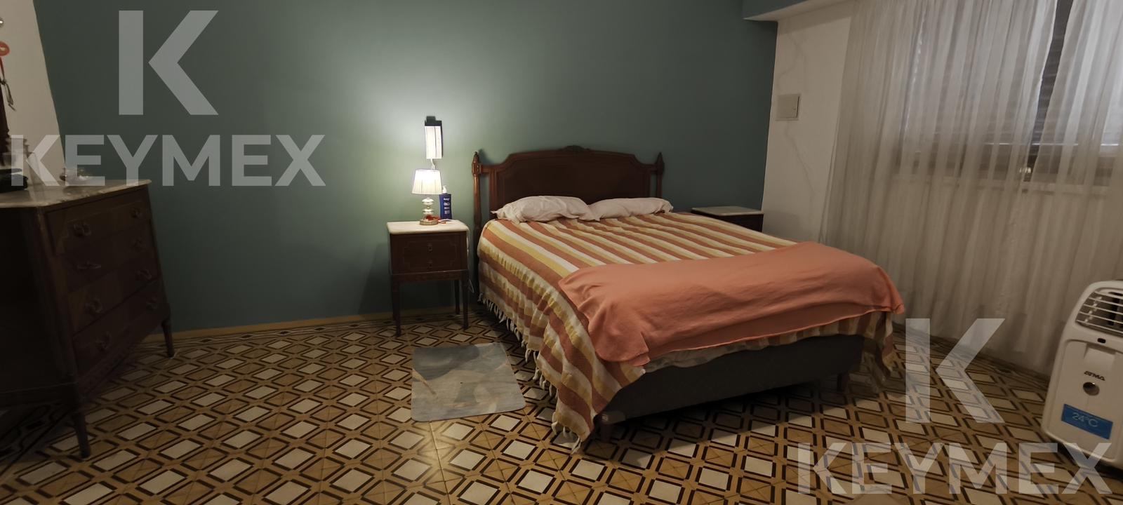 Baño completo con vanitory y bañera clásica