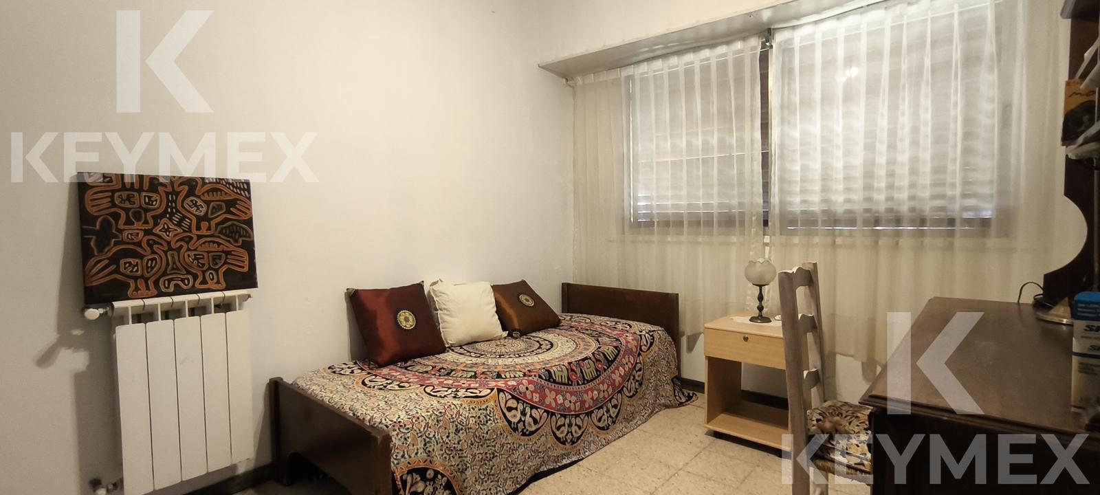 Dormitorio con cortinas y decoración clásica
