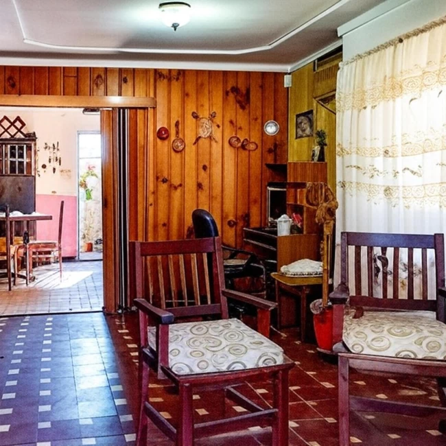 VENTA DE CASA 4 AMBIENTES CON COCHERA EN BERNAL OESTE