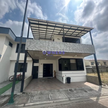 SE VENDE CASA MODERNA EN URB LA RIOJA 2 PISOS (JLR)