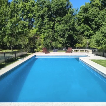 Venta. Casa de estilo tradicional sobre amplio lote. Golfers Country Club
