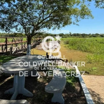 CASA, QUINCHO, PILETA Y BAJADA AL RIO .