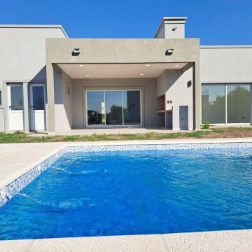Venta Casa 4 ambientes A ESTRENAR con piscina y cocheras. Barrio San Lucas. San Vicente