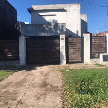 VENTA - Casa 3 dormitorios, cochera y jardín. Fisherton, Rosario.