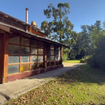 Casa de 2 dormitorios y piscina/pileta en venta en City Bell
