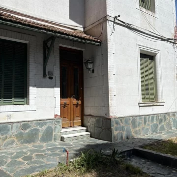Venta Casa 8 Ambientes en San Andres con Patio y Cochera