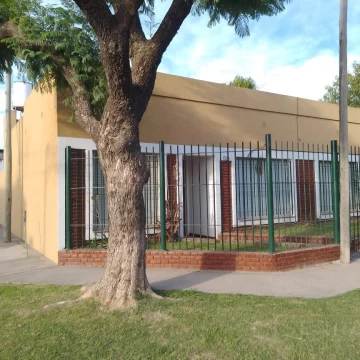Venta casa en Baradero Centro con opcion de galpón.