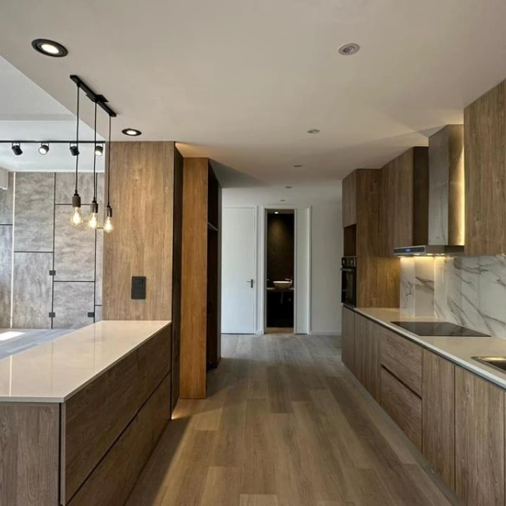 Excelente 3 ambientes a estrenar amoblado con cochera en venta. Distrito Quartier.