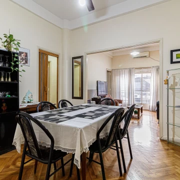 Venta 3 Amb. al Frente con Balcón y Patio Propio | Azcuénaga y Corrientes