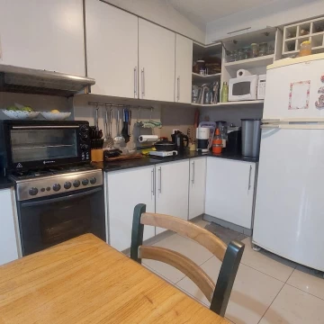 Departamento de dos dormitorios con patio y balcón