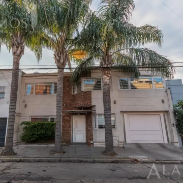 VENTA CASA 4 AMBIENTES EN RAMOS MEJIA CON PILETA