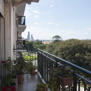Piso de categoría en recoleta frente a la plaza San Martin de Tours, 2 cocheras y baulera