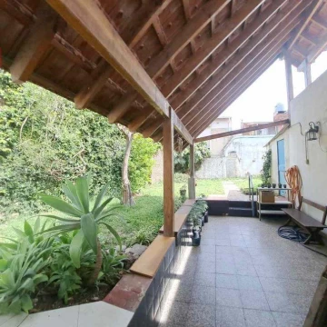 EN VENTA CASA 5 AMBIENTES CON JARDIN PATERNAL