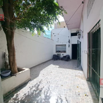 VENTA CASA MULTIFAMILIAR FLORES 4 AMB MAS DOS DEPTOS DE 2 AMB