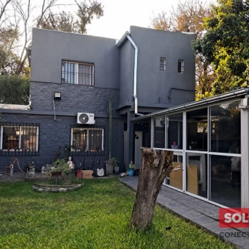 Casa en venta Villa Udaondo - quincho y pileta