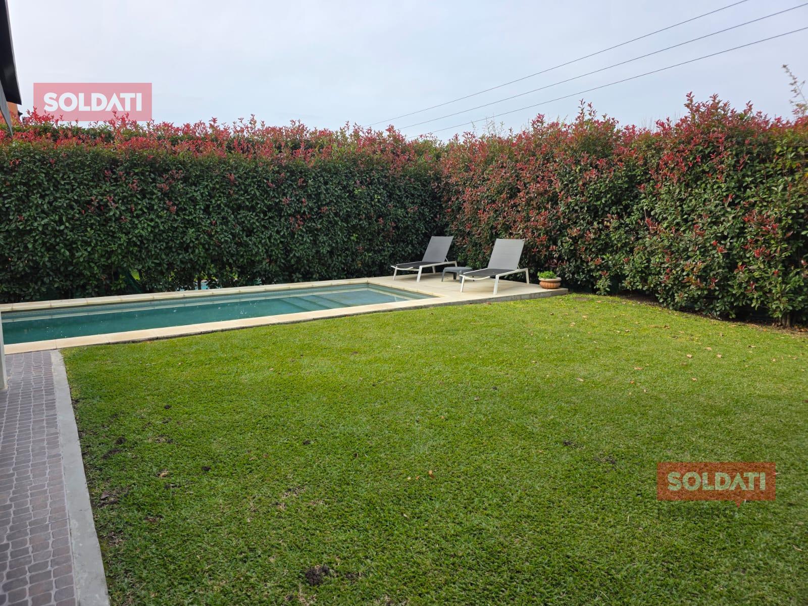 Jardin con Piscina