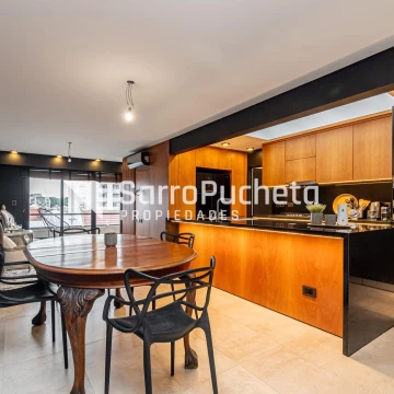 Venta semipiso de categoria 3 ambientes con parrilla en el balcón y cochera cubierta en Haedo.