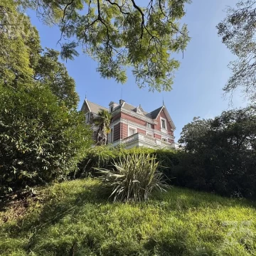 Casa colonial en venta 7 ambientes en Olivos