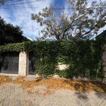 Casa en venta 3 dormitorios con cochera y amplio jardín- Rosario